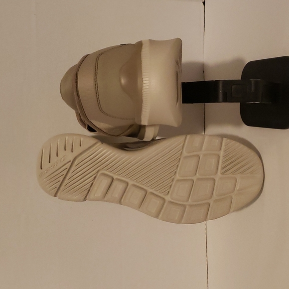 Sketches Men's sz10 Relaxed Fit Mesh Shoes - Picture 5 of 8